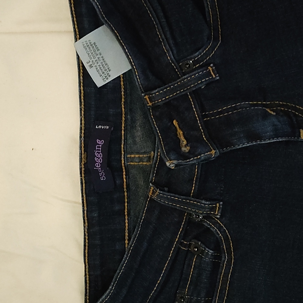 Levi's - Picture 2 of 4